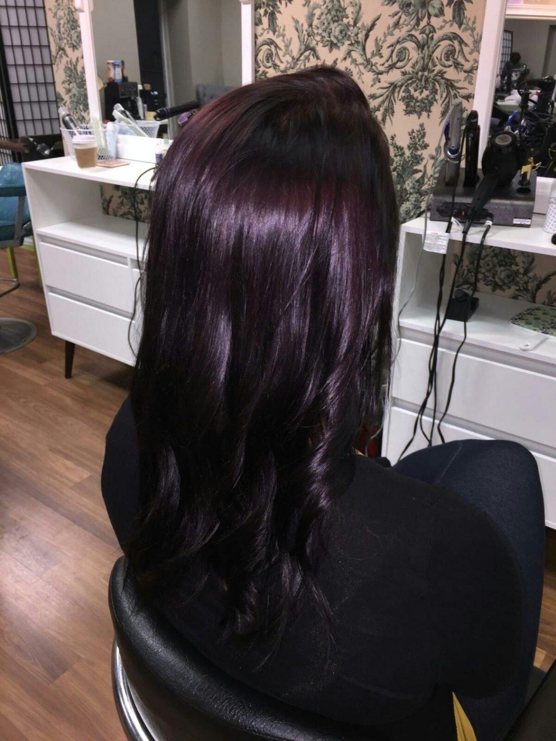 Черные волосы с фиолетовым отливом