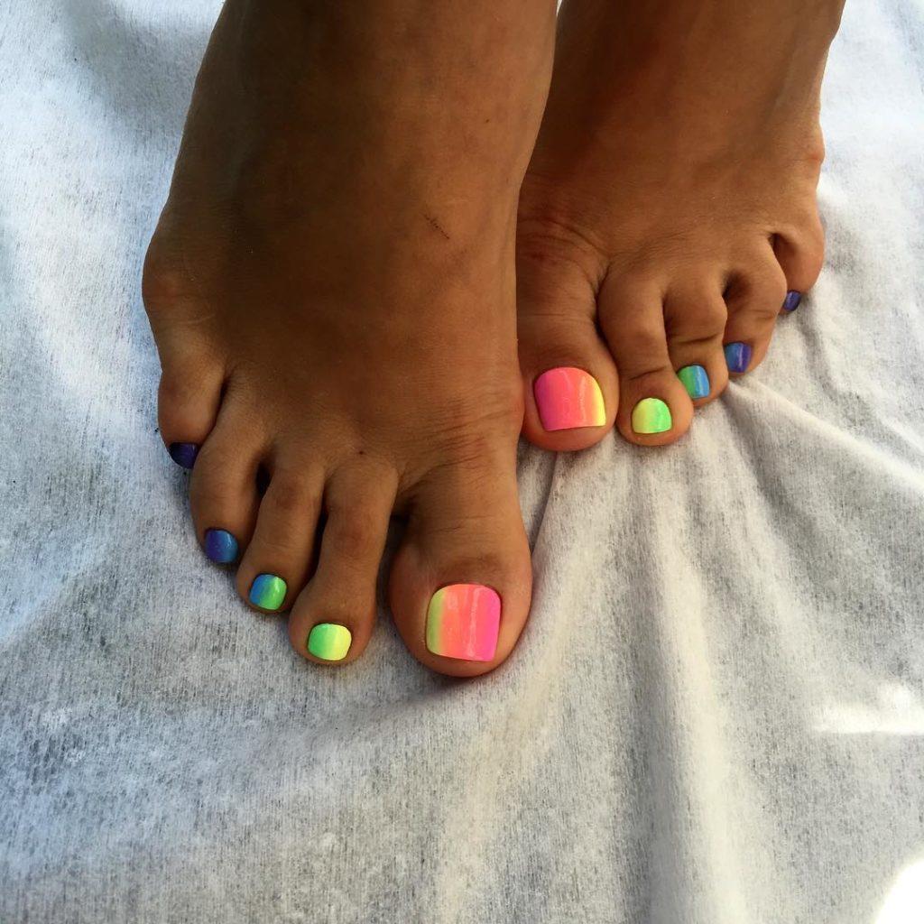 Яркие ногти на ногах