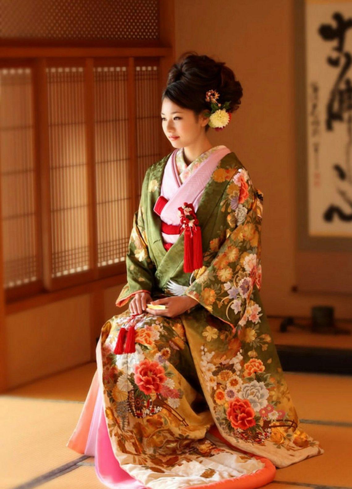 Девушки в японских платьях